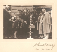 Jaroslav Hlubůček vítá (pronáší zdravici) Edvarda Beneše a jeho choť při jejich návštěvě Liberce, fotografie doplněna osobními podpisy Edvarda Beneše a Hany Benešové, 19. srpna 1936, Liberec
