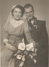 Novomanželé Kristina a Jaroslav Balcarovi, 1957