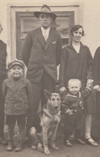 Rodiče a starší bratři Kristiny Balcarové, asi 1931