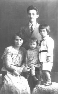 Rodina Šikových, děti Jitřenka a Lubomír, asi rok 1930