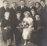 Svatba pamětníka – foto s rodinnými příslušníky, 18. 7. 1953