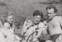 Děti a manželka pamětníka, napravo sestra Jiřina a její manžel Karel Albrecht