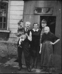 Rosemarie mit Großeltern Dvořák,  1944