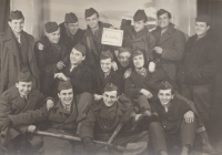Společné foto vysloužilců PTP, pamětník uprostřed pod cedulkou, 1954