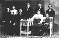 Rodina Staňkových, stojící: děti František, Růžena, Karel, Ladislav a Alois; sedící: děda Jan Staněk, babička Anna Staňková, maminka Anna
