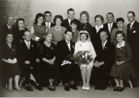 Rodiče Miroslava Blažka s rodinou, svatba, Lomnice nad Popelkou, 25. 9. 1965