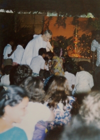Světluše Košíčková na setkání Taizé v indickém Madrasu v roce 1986, nahoře na fotografii bratr Roger