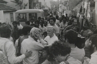 Světluše Košíčková na setkání Taizé v indickém Madrasu v roce 1986, uprostřed na fotografii bratr Roger