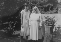 Světluše Košíčková navštívila v roce 1985 sestru Walenty v misii Lonavla, kam z Československa posílali humanitární balíčky