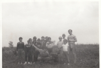 Martin Ehrlich (dole uprostřed v laclových kalhotách) jako vedoucí ilegální skupiny ministrantů při pobytu na tzv. Chaloupkách - samotě ve Lhotě u Borovan v jižních Čechách. (první polovina 80. let)