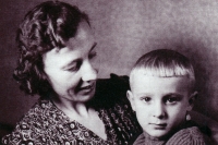 Milan Báchorek s matkou Boženou / Staříč / 1945