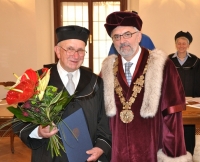 Při předávání čestného doktorátu s rektorem Jihočeské Univerzity Liborem Grubhofferem (2013)