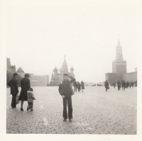 Martin Ehrlich na Rudém náměstí v Moskvě v roce 1980. Jediný rodinný zahraniční zájezd za socialismu zaplatili rodiče proto, aby děti na vlastní oči viděly, že v komunisty adorovaném SSSR se žije hůř než v tehdejší ČSSR.