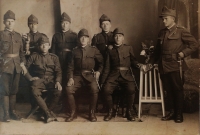 Pantáta Roh (první vpravo v druhé řadě), otec Stefanie Rohové za první světové války, Oršava