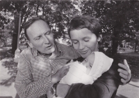 Sergej Machonin a Drahoslava Janderová se svojí prvorozenou dcerou Terezou (*1973) v kojeneckém ústavu v Krči