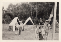 Martin Ehrlich (4. zprava) na táboře s turistickým oddílem Čtveráci. Tento oddíl byl v roce 1968 založen jako skautský, později musel přejít pod hlavičku Pionýra, byl však nadále veden ve skautském duchu. (konec 70. a počátek 80. let 20. století)