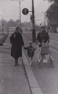 Drahoslava Janderová a Sergej Machonin spolu s dětmi Terezou a Honzou v Praze