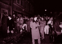 Happening na havlíčkobrodském náměstí - inscenace únosu K. H. Borovského do Brixenu, zřejmě prosinec 1989 (poskytlo Muzeum Vysočiny Havlíčkův Brod)