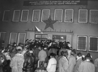 A crowd outside of the Havlíčkův Brod communist party headquarters after a report of document shredding (photo courtesy of Vysočina Museum Havlíčkův Brod)
