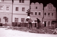 Večer 20. 11. 1989 na náměstí v Havlíčkově Brodě (poskytlo Muzeum Vysočiny Havlíčkův Brod)