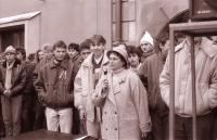 Učitelka Eva Rusňáková podporuje studenty při generální stávce na havlíčkobrodském náměstí 27. 11. 1989 (poskytlo Muzeum Vysočiny Havlíčkův Brod)