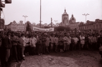 Studenti havlíčkobrodského gymnázia při generální stávce na náměstí 27. 11. 1989 (poskytlo Muzeum Vysočiny Havlíčkův Brod)