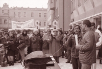 Jiří Černý (vpravo) a Tomáš Holenda (s mikrofonem) moderují průběh generální stávky na havlíčkobrodském náměstí 27. 11. 1989 (poskytlo Muzeum Vysočiny Havlíčkův Brod)