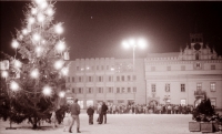 Večerní shromáždění na havlíčkobrodském náměstí, Vánoce 1989 (poskytlo Muzeum Vysočiny Havlíčkův Brod)