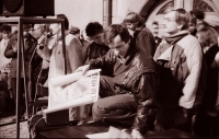 Generální stávka na náměstí v Havlíčkově Brodě 27. 11. 1989, Tomáš Holenda s plakátem Václava Havla (poskytlo Muzeum Vysočiny Havlíčkův Brod)