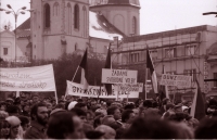 Generální stávka na náměstí v Havlíčkově Brodě 27. 11. 1989 (poskytlo Muzeum Vysočiny Havlíčkův Brod)