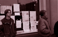 Informační nástěnka na náměstí v Havlíčkově Brodě při generální stávce 27. 11. 1989 (poskytlo Muzeum Vysočiny Havlíčkův Brod)