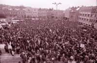 Zaplněné náměstí v Havlíčkově Brodě při generální stávce 27. 11. 1989 (poskytlo Muzeum Vysočiny Havlíčkův Brod)