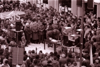 Srocení kolem pultíku moderátorů na náměstí v Havlíčkově Brodě při generální stávce 27. 11. 1989, Tomáš Holenda u pultíku vpravo (poskytlo Muzeum Vysočiny Havlíčkův Brod)