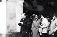 Pavel Bártek (v baloňáku za řečníkem Aloisem Válkem) na generální stávce v Novém Jičíně / 27. listopad 1989
