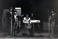 Pavel Bártek (vlevo s kytarou) při vystoupení v M-klubu / Nový Jičín / 1983