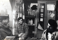 Pavel Bártek (uprostřed) s hosty J-klubu ve sklepě u Ivana Mynáře / 1989
Pavel Bártek (in the middle) in the Ivan Mynář´s cellar with the J-Club guests / 1989 
