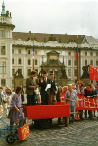 Z happeningu před Hradem proti dostavbě JE Temelín, někdy kolem roku 1993, Jaromír vystupoval v přestrojení jako Gustáv Husák