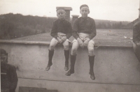 Se starším bratrem Jiřím (vpravo) 1938, Týn nad Vltavou, při veřejném cvičení Sokola