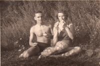 S manželkou cca 1954 před svatbou v Ledči