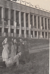 Cca 1953 u strahovského stadionu, Miroslav Pešta dole