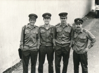 Josef Baxa (druhý zleva) během základní vojenské služby, 1983