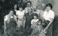 Lenka Kocourová s rodinou v roce 1985. Lenka zcela vpravo, Lenčina maminka zcela vlevo, druhá zleva je její sestřenice Zora Rysová. 