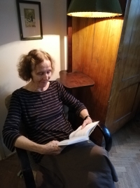 Drahoslava Janderová ve svém bytě. Říjen 2019. Foto: Kristýna Markvartová