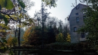 Pohled na Mrkvičkův (Blažkův) mlýn, který v roce 1943 vyhořel. Zbyla jen mlýnice a právě dostavěný rodinný dům. Fotografie pořízena 22. 10. 2019