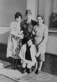 Karel Janoušek na dovolence z vojny v Moutnicích s matkou a sestrami