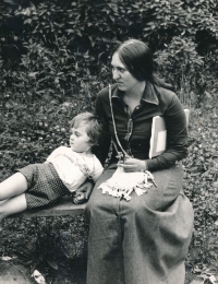 Lenka Kocourová s dcerou Annou v roce 1975
