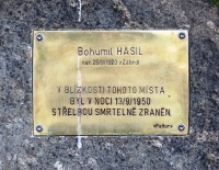 Památník na přibližném místě zavraždění Bohumila Hasila. Bratr Josefa osudný přechod v noci 13. 9. 1950 nepřežil.