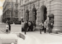 VB kontroluje diváky před vstupem do divadla, listopad 1989