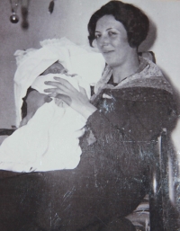 Maminka a Pavel v roce 1933 po návratu z porodnice