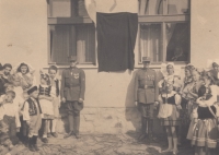 Před odhalením pamětní desky na rodném domě generála Václava Šáry